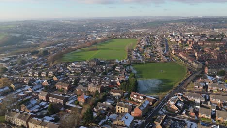 la vista de invierno del ojo de drone captura el típico desarrollo de viviendas de propiedad del consejo urbano del reino unido de dewsbury moor estate con casas adosadas de ladrillo rojo y el industrial yorkshire