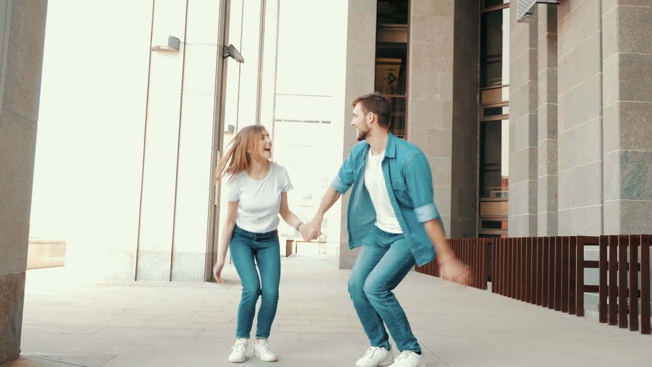 幸せなカップルが街を歩いている