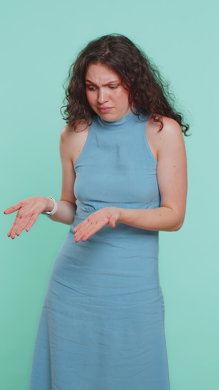 mujer levantando las manos preguntando qué por qué razón del fracaso anti lifehacks ridiculiza incredulidad irritación