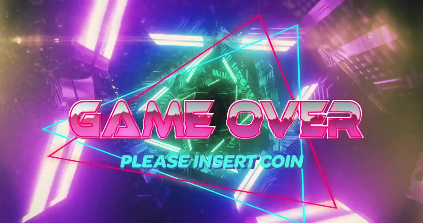 Testo "Game Over" rosa luminoso che pulsa attraverso un tunnel neon 3D con la scritta "Insert Coin" ciano e triangoli
