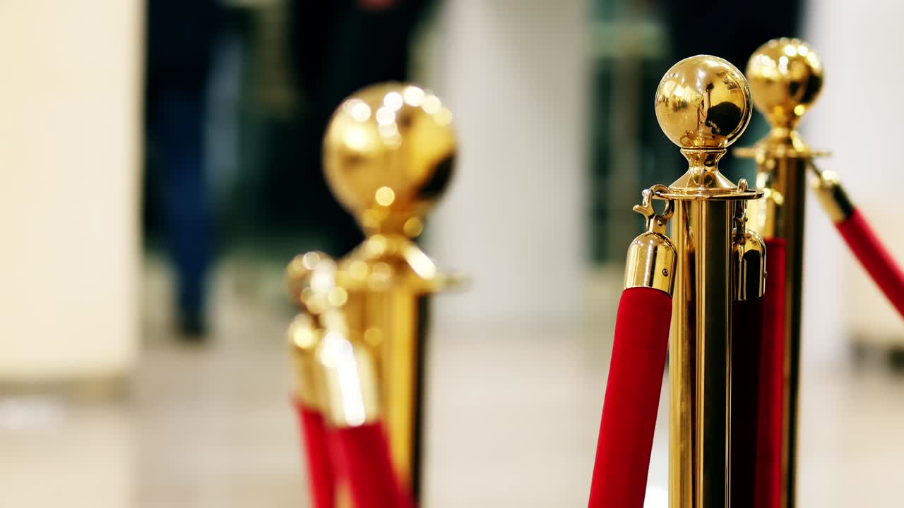 красные бархатные роскошные веревки, закрытые на ценной выставке в музее или концерте в vip-зоне