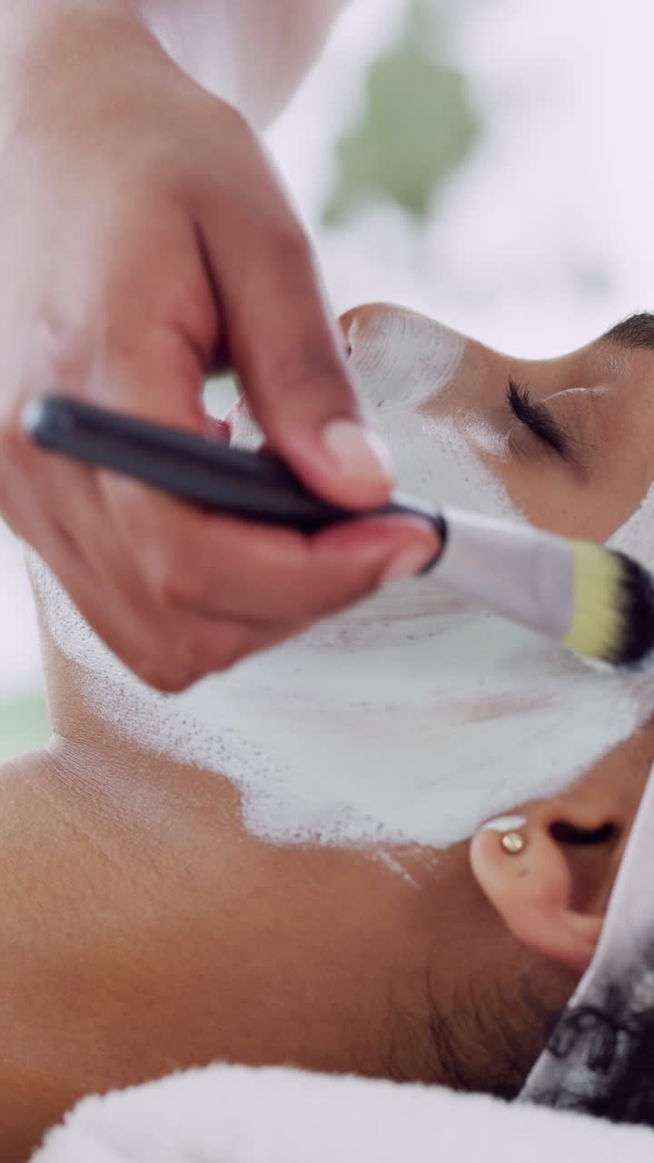 Mulher Recebendo um Tratamento de Máscara Facial Relaxante em um Spa