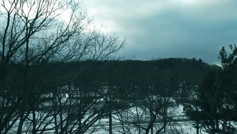 Drohne-Steigt-Im-Wintersturm-Auf,-Matrix-Looking-Bearbeitung