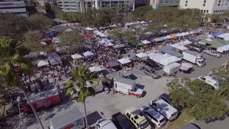 4K-Luftdrohnenvideo-Von-Käufern-Auf-Dem-Bauernmarkt-In-Der-Innenstadt-Von-St