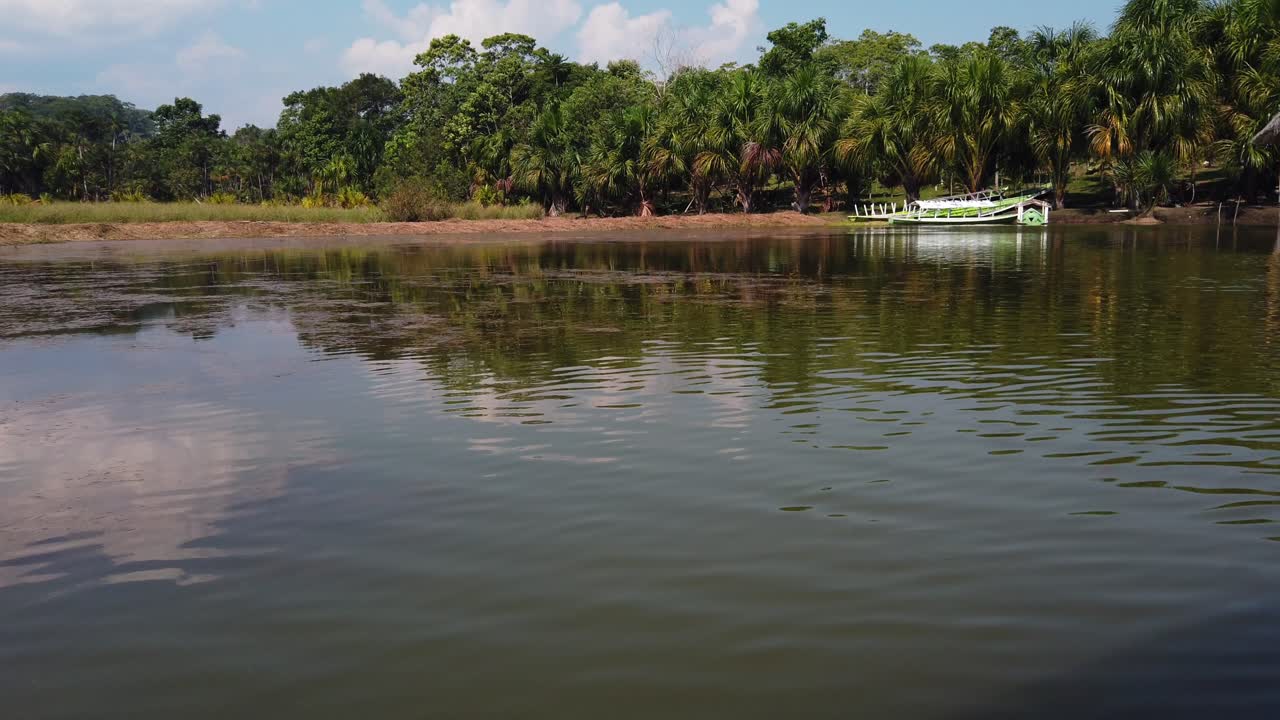 video diurno de 4k que revela lentamente una increíble vista panorámica del lago llamado laguna de los milagros en la ciudad de tingo maria, el río amazónico