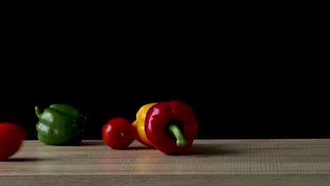 movimiento de frutas y verduras rodando de izquierda a derecha sobre la mesa