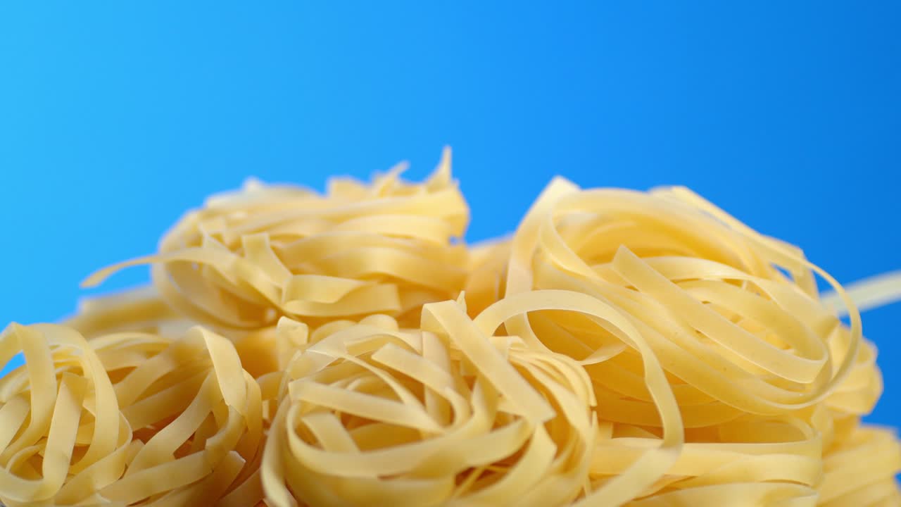 la pasta seca del tagliatelle gira lentamente.