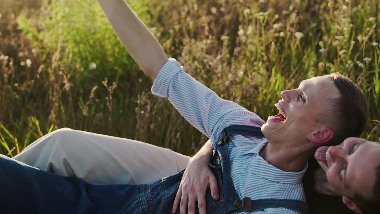 셀피 사진을 찍는 커플