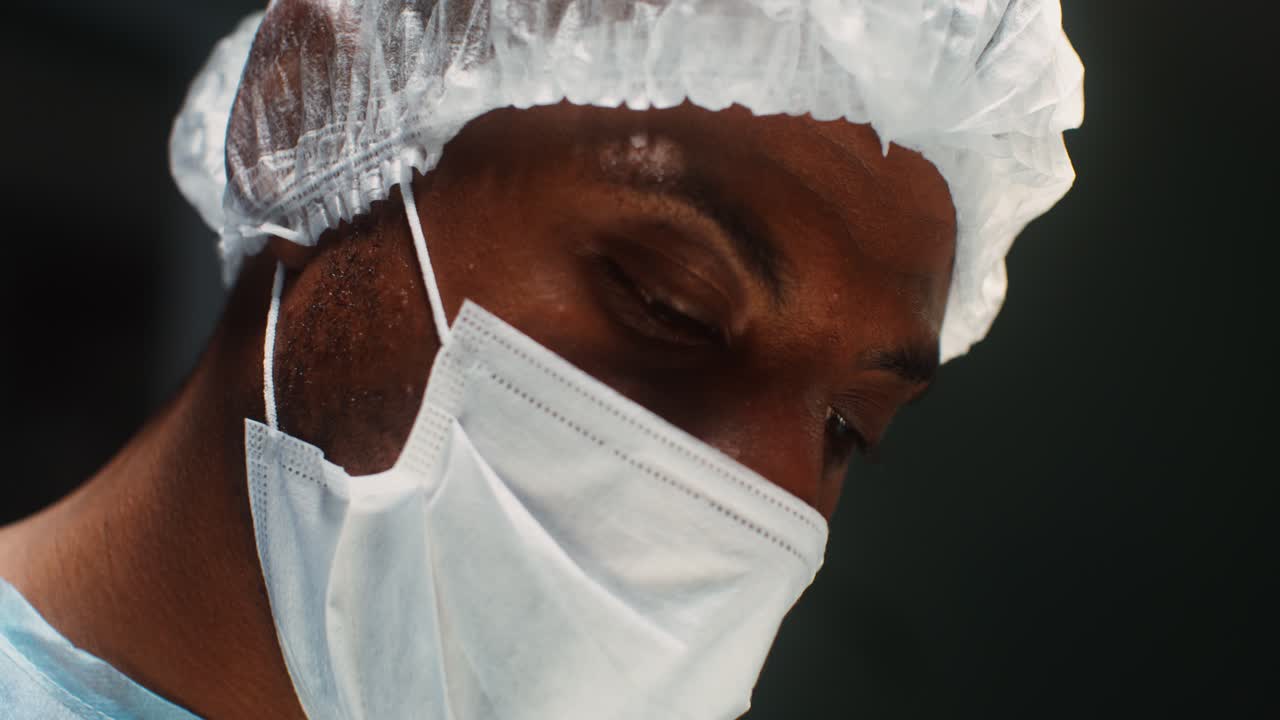 primer plano de un cirujano