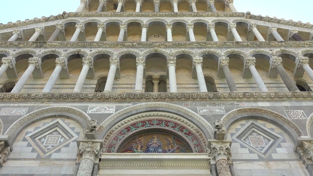 Frøperspektiv af Pisa Domkirkes udsmykkede facade
