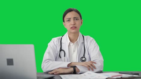 Doctora-India-Hablando-Con-La-Pantalla-Verde-Del-Paciente