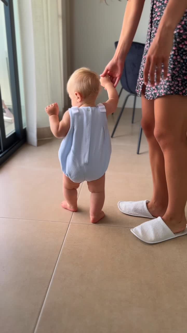 el bebé aprende a caminar con la madre