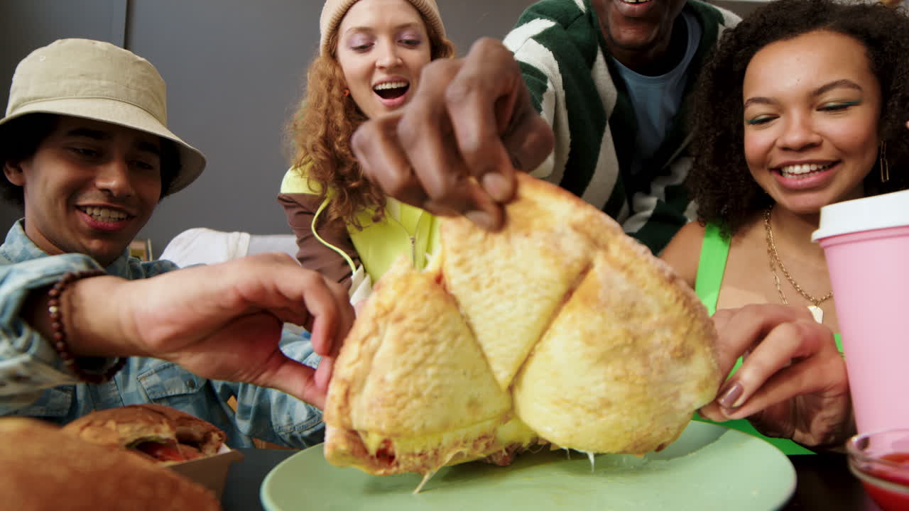 cuatro amigos comiendo en casa