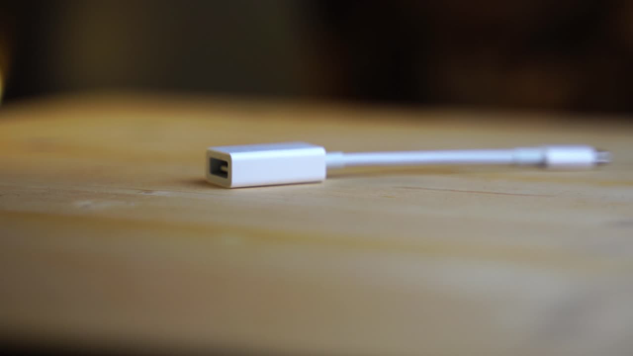 usb-a에서 usb-c로 나무 패널의 흰색 어댑터