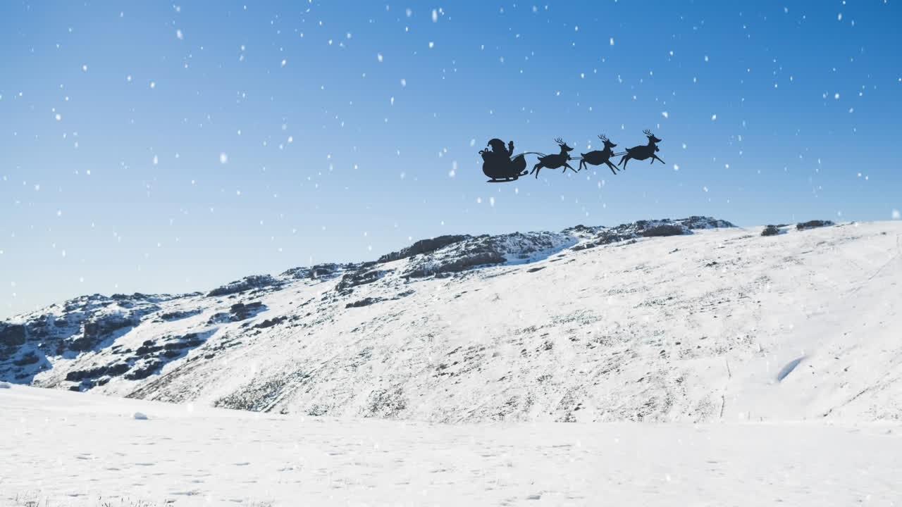 animación de nieve cayendo sobre la silueta de santa claus en trineo con renos en un paisaje de invierno