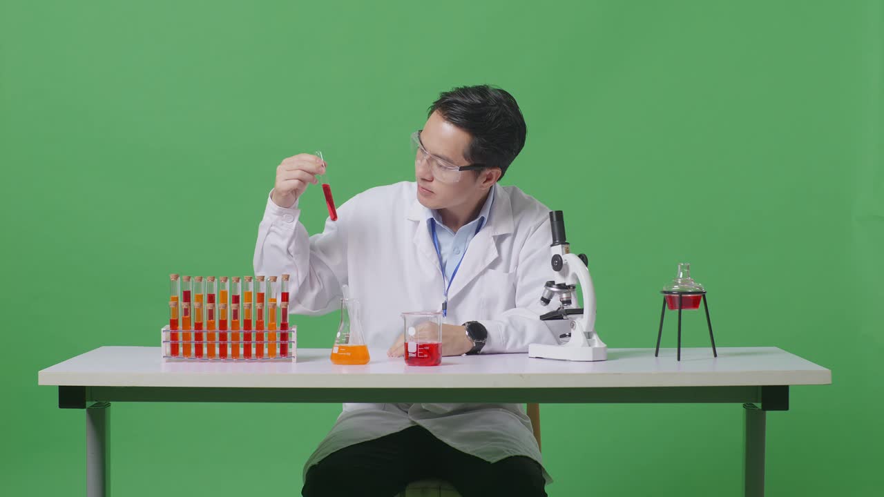 실험실에서 실험을 하는 과학자