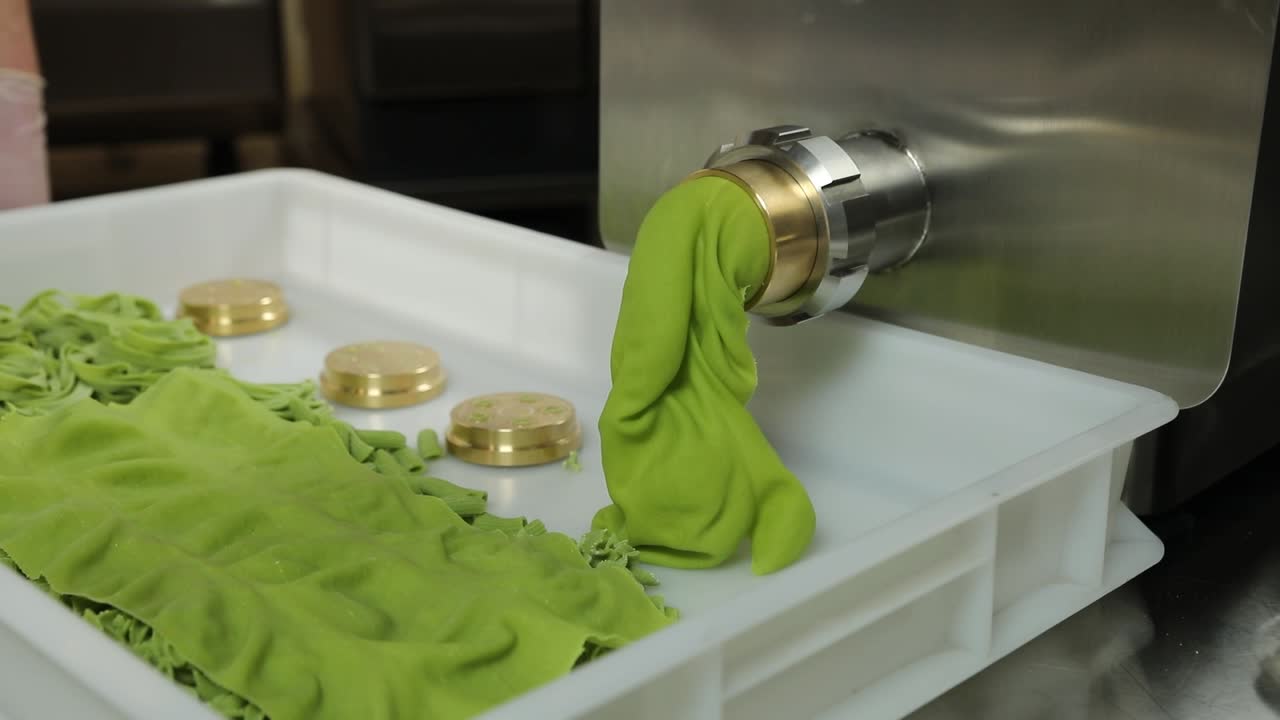 파스타 기계 로 녹색 파스타 를 만드는 것