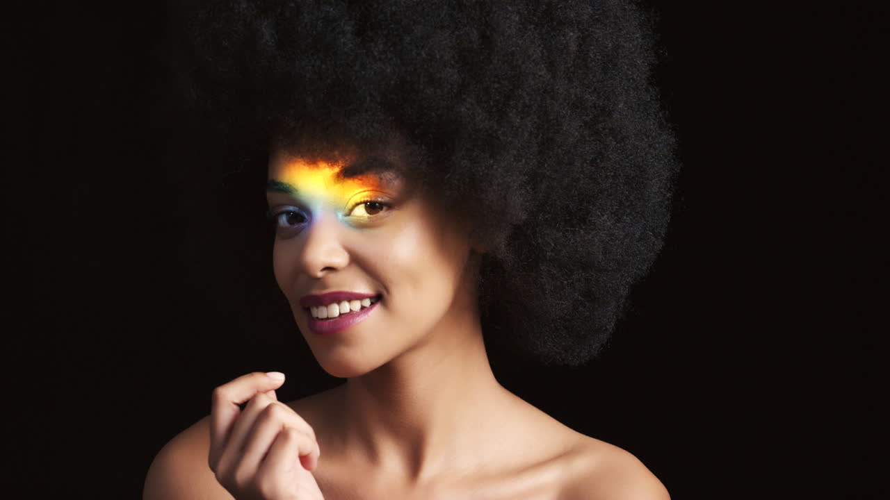 Ritratto di bella donna di colore con luce prismatica