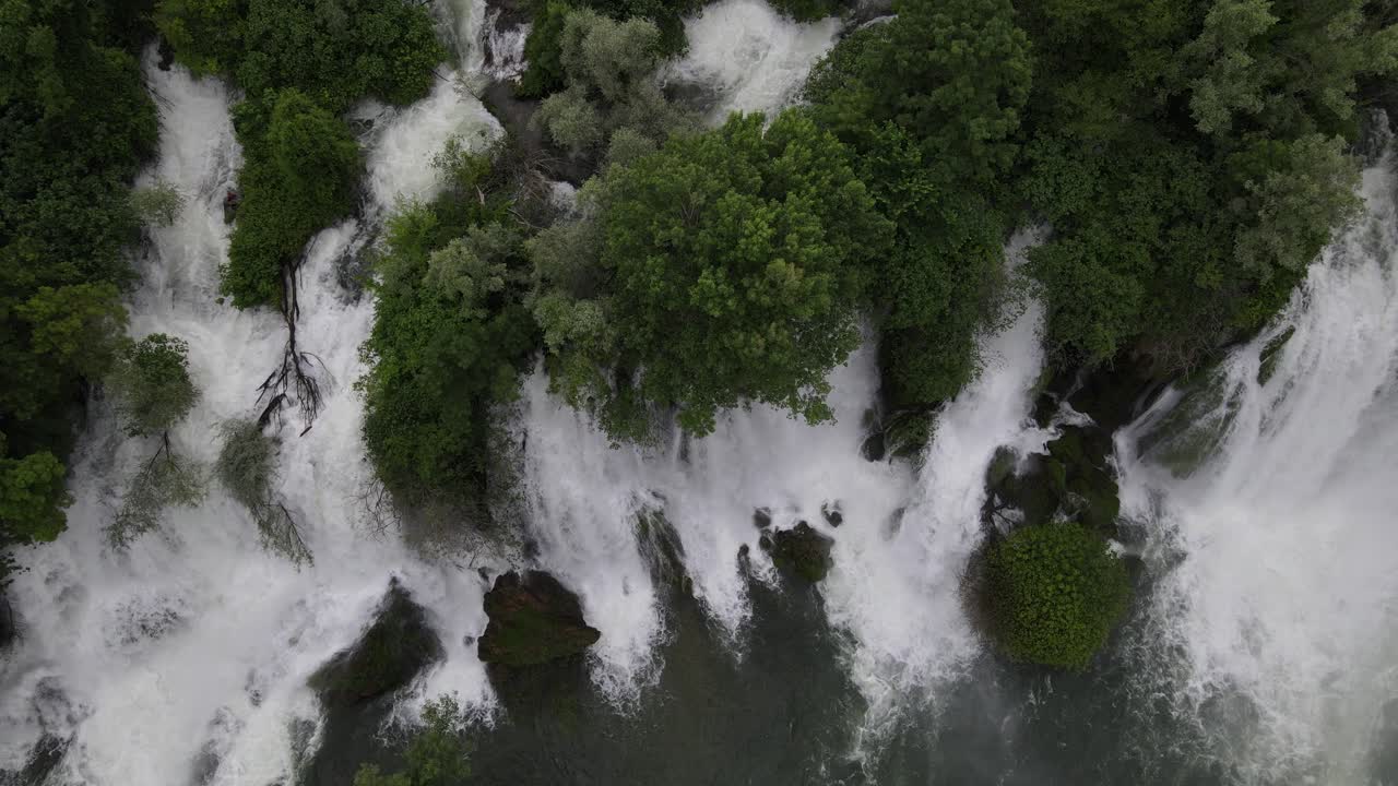 Vista aerea delle Cascate di Kravica, Bosnia ed Erzegovina, cascata che scorre tra gli alberi
