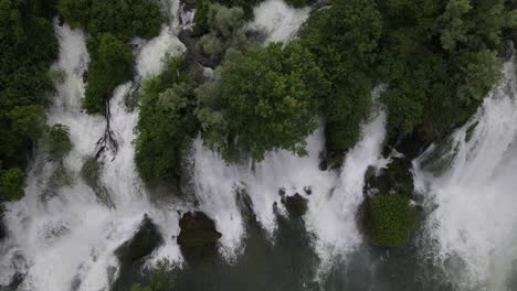 Vista-Aérea-De-Las-Cascadas-De-Kravica,-Bosnia-Y-Herzegovina,-Cascada-Que-Fluye-A-Través-De-Los-árboles.