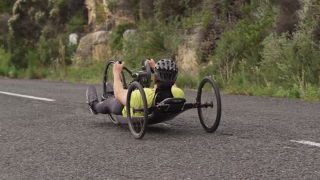 Behinderter-Mann,-Der-Ein-Liegefahrrad-Fährt