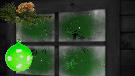 Animation-Von-Schnee,-Der-über-Weihnachtsdekoration-Und-Fenster-Mit-Weihnachtsmann-Und-Schlitten-Fällt