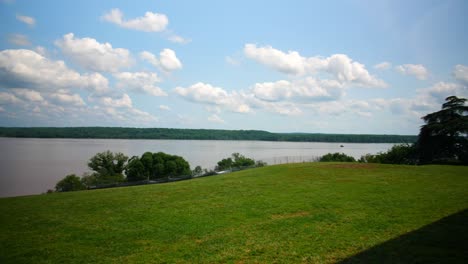 Vista-Del-Río-Potomac-Desde-El-Porche-Trasero-En-Mount-O-Mt-Vernon,-También-Conocida-Como-La-Histórica-Casa-De-George-Washington