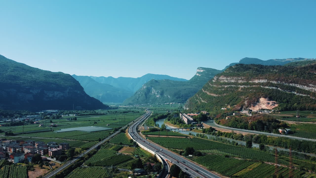 산 계곡 을 가로질러 휘어지는 고속도로 의 공중 사진