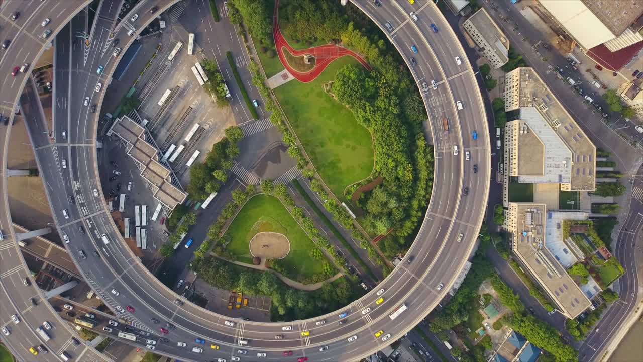 china día soleado ciudad de shanghai famoso tráfico redondo cruce de carreteras vista aérea superior 4k