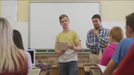 niño de secundaria caucásico presentando a un grupo de adolescentes