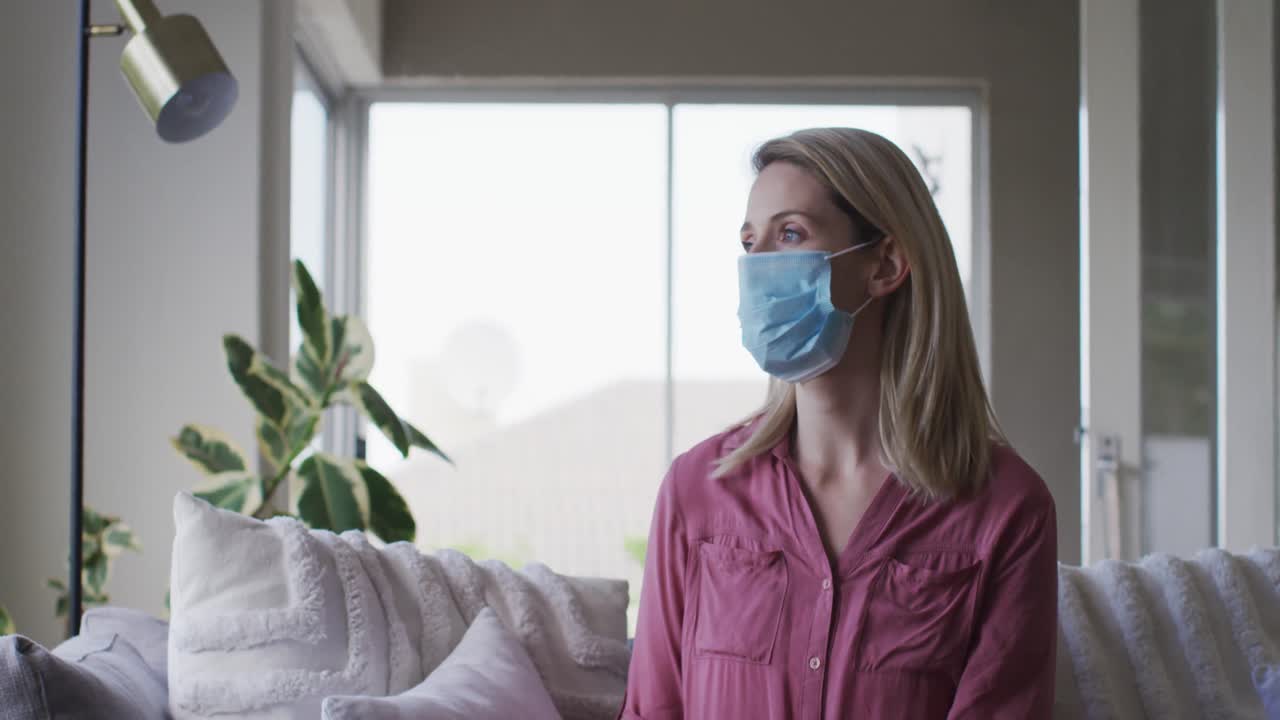 mujer con máscara facial en casa