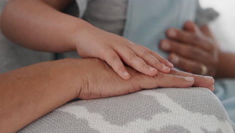 Kind-Berührt-Sanft-Die-Hand-Der-Großmutter-Und-Zeigt-Mitgefühl-Für-Die-Oma,-Genießt-Die-Liebe-Der-Enkelin.-Familienunterstützungskonzept.-Nicht-Wiederzuerkennende-Menschen.-4K