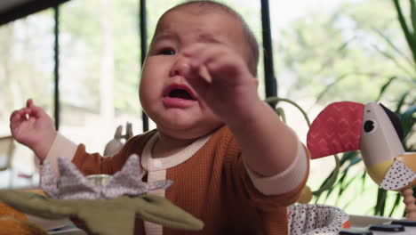 화가 난 아기가 울고 미소 짓고 행복해지기 시작합니다.