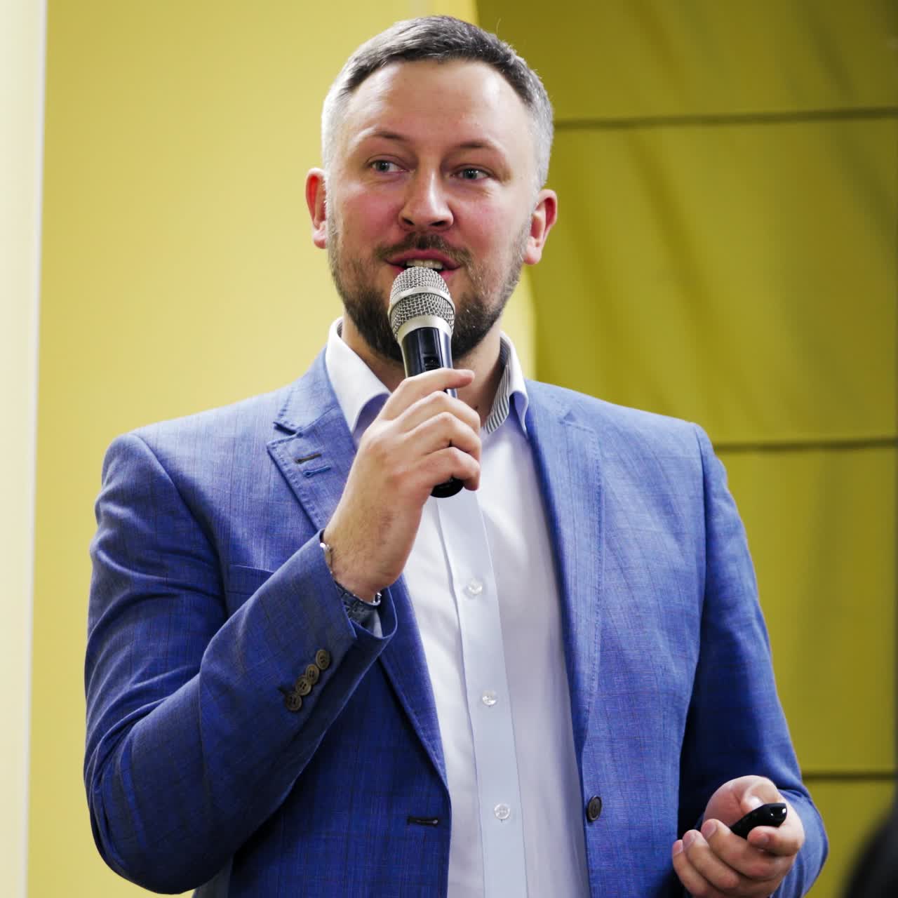 Presentador en un evento de conferencia