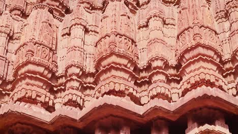 Arquitectura-Del-Antiguo-Templo-Hindú-De-Piedra-Roja-Desde-Un-ángulo-único-En-El-Día