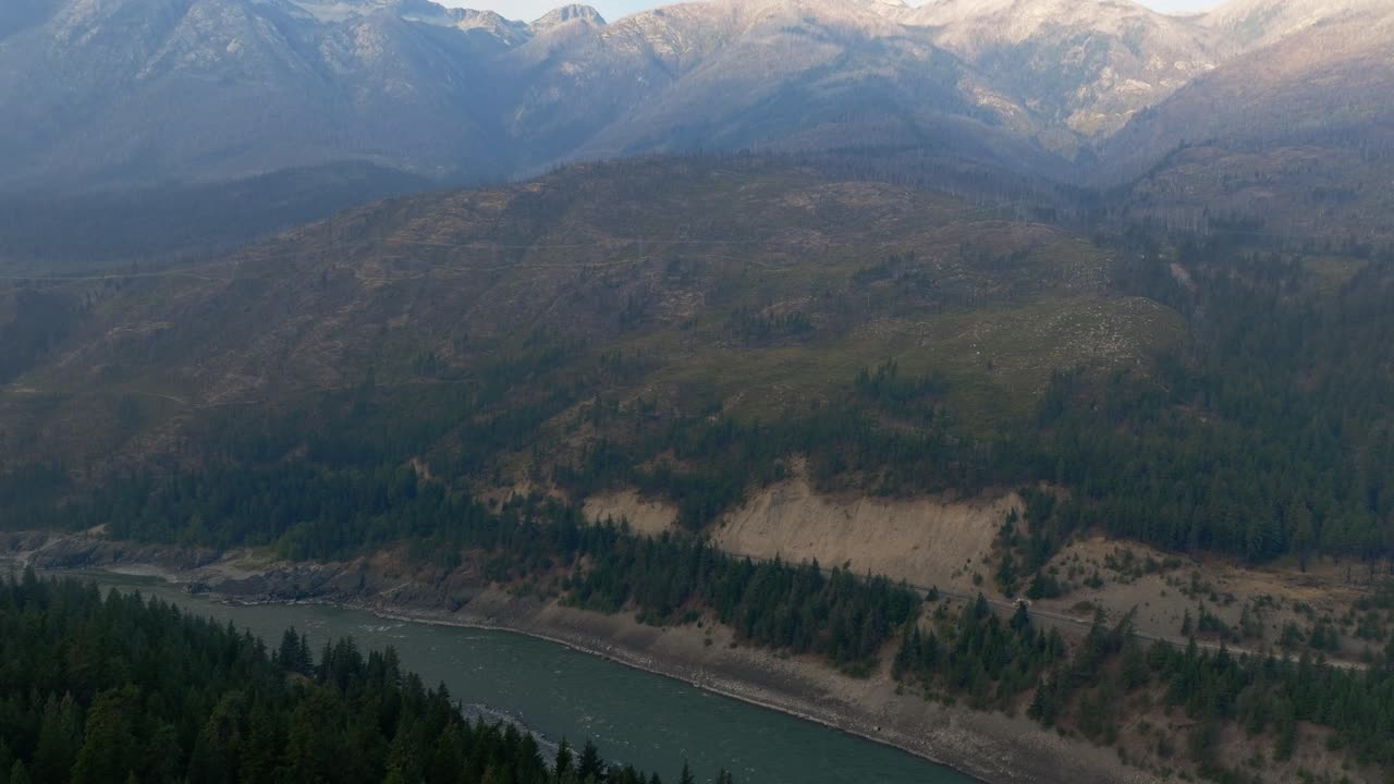 el valle del río fraser en el interior de columbia británica, cerca de lytton y el afluente del río thompson