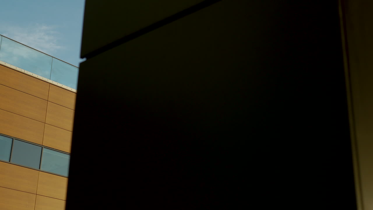 borde de un edificio moderno con diseño en terrazas bajo un cielo azul