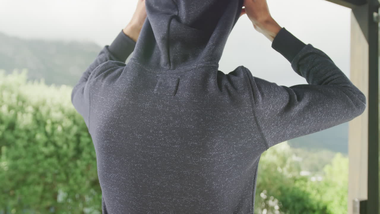 복사 공간과 함께 회색 후디를 입은 아프리카계 미국인 남자의 느린 동영상