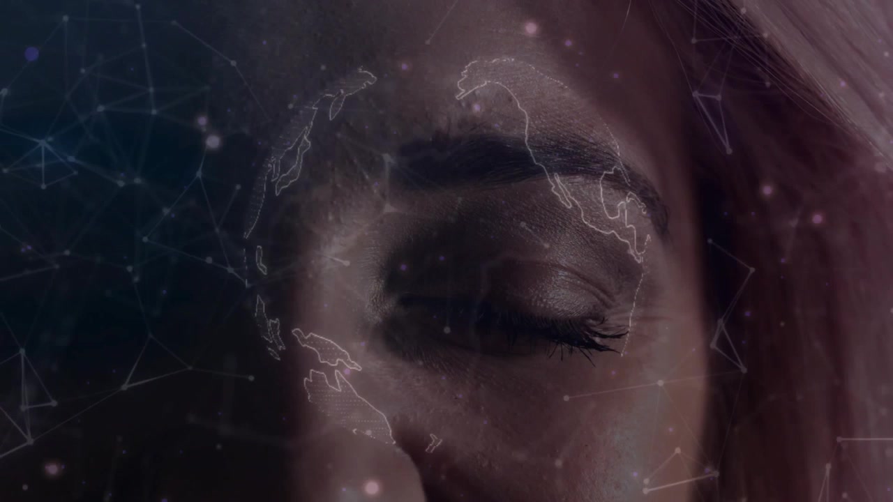 Close-up de Mulher Abrindo o Olho com Sobreposição de Globo Digital