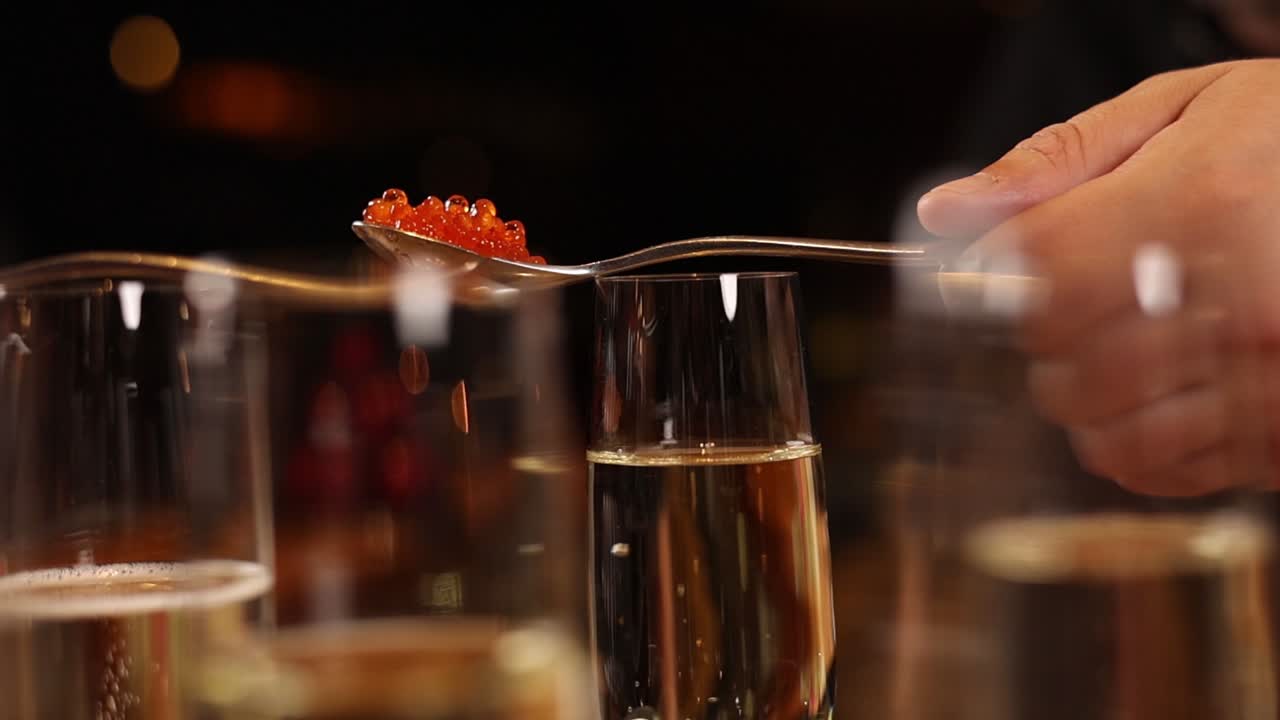 페인 플루트에서 제공되는 카비아르