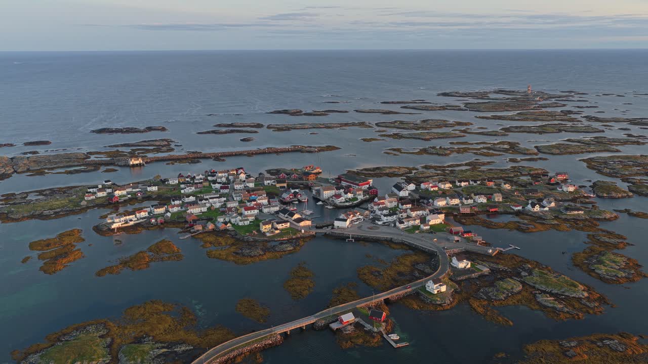 Veiholmen auf Smøla bei Sonnenaufgang mit atemberaubendem Licht aus der Luft festgehalten
