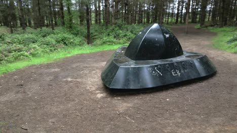 Platillo-Volador-Realista-Dando-Vueltas-En-El-Bosque-De-Rendlesham,-Sendero-Ovni,-Limpieza-Del-Parque-Forestal