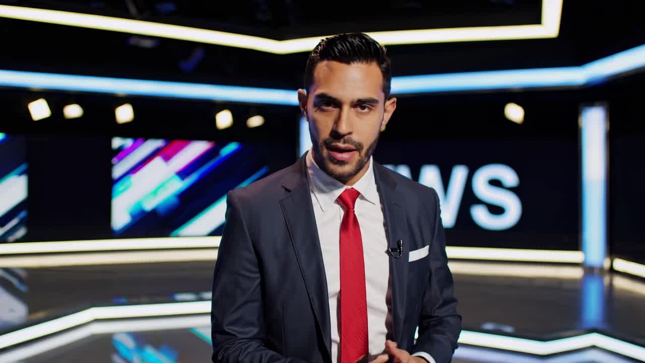 Presentador de noticias en un estudio moderno, captado desde un ángulo de cámara bajo, emitiendo una transmisión de vídeo