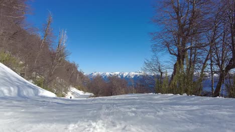 pista de esquí panorámica en montaña nevada en villa la angostura, patagonia, argentina