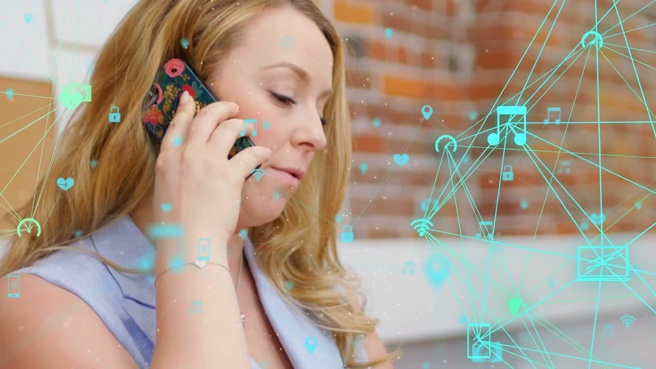 Mulher de escritório levantando o telefone e ligando, enquanto a câmera se afasta e sobreposição turquesa conecta ícones.