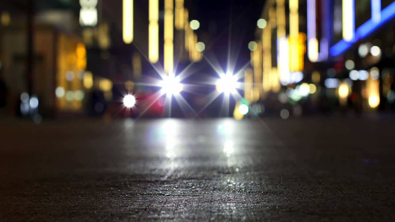 Bokeh di luci di auto per strada di notte 4k
