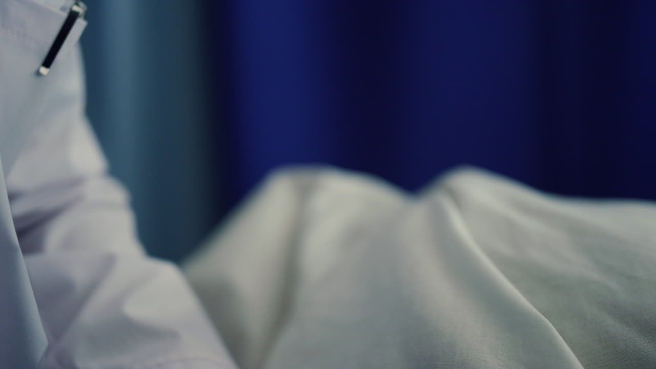 손목에 시계를 끼고 있는 의사의 손. 병원 병실에서 치료사의 체크 시간.