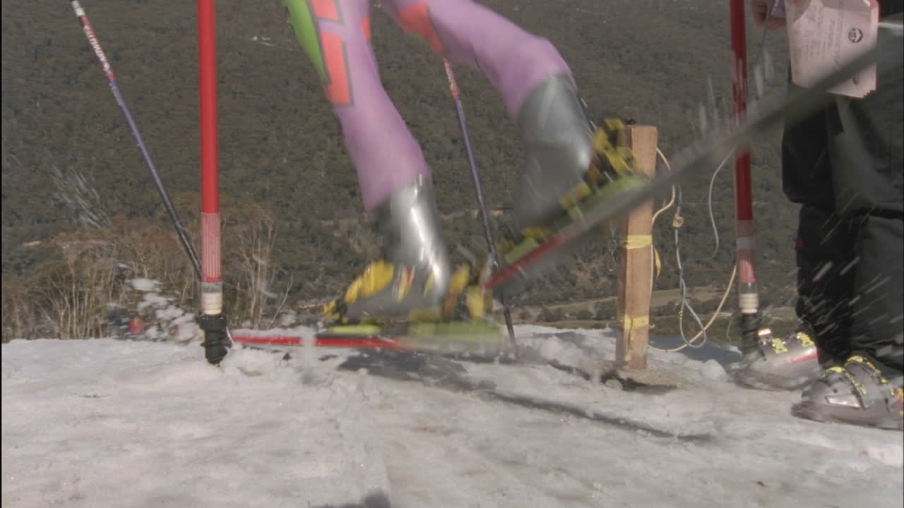 알파인 스키 선수가 경주를 시작합니다.