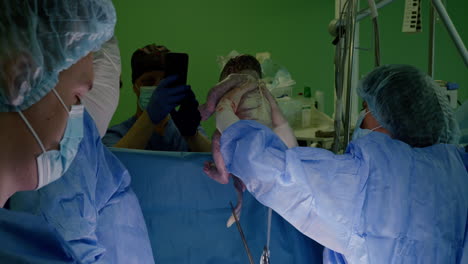 el parto de un recién nacido en la sala de operaciones