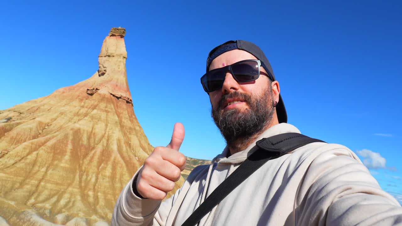 Uomo nel paesaggio desertico delle Bardenas Reales